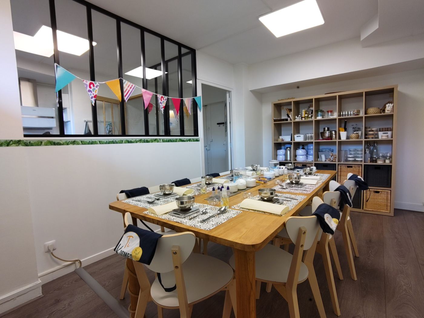 Table dressée pour un atelier d'anniversaire chez Ti Kosmeo