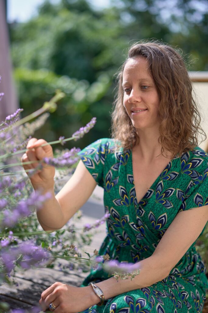 Image de Cécile, fondatrice Ti Kosmeo, devant des plants de lavande.
