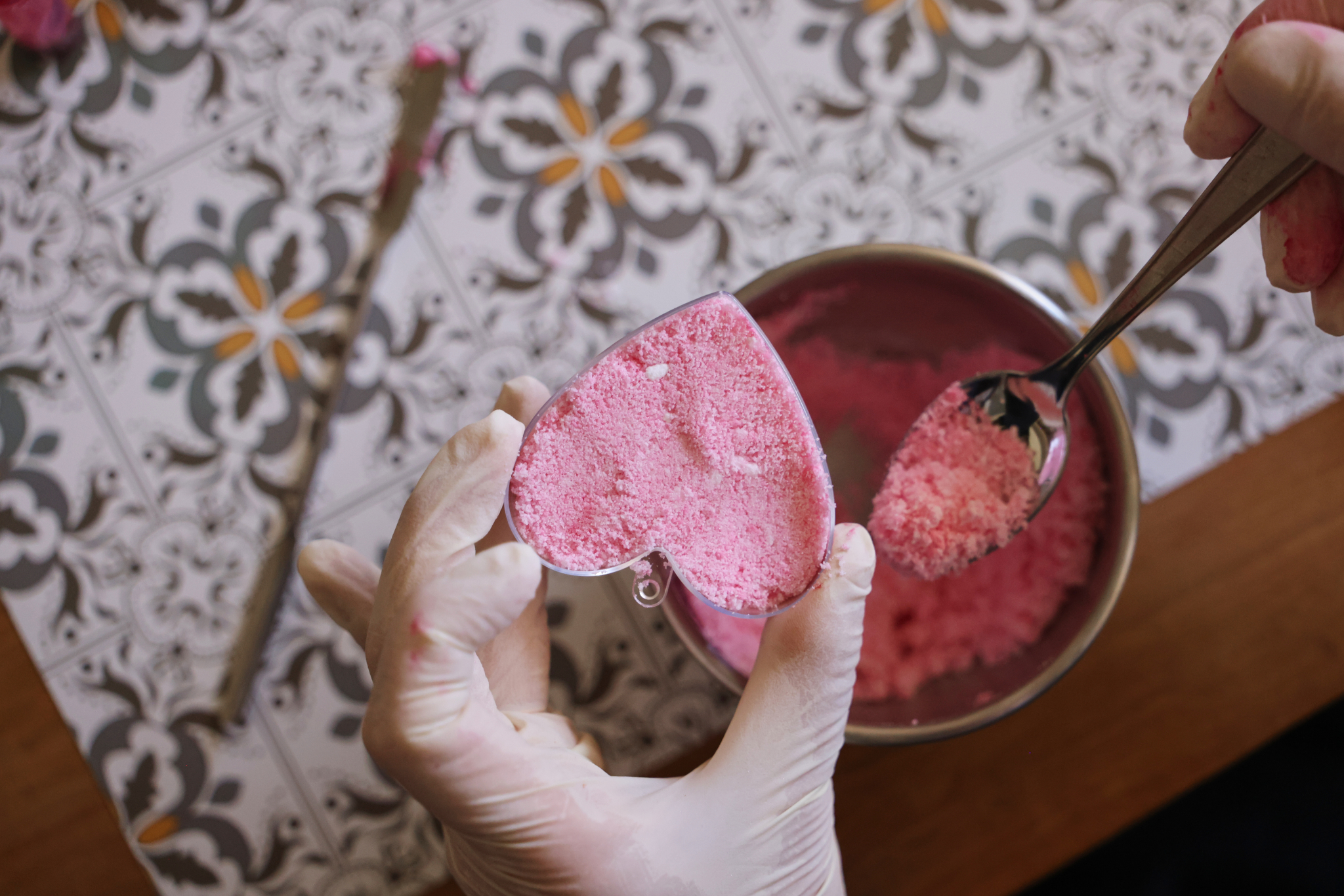 Réalisation d'une bombe de bain rose en forme de cœur.