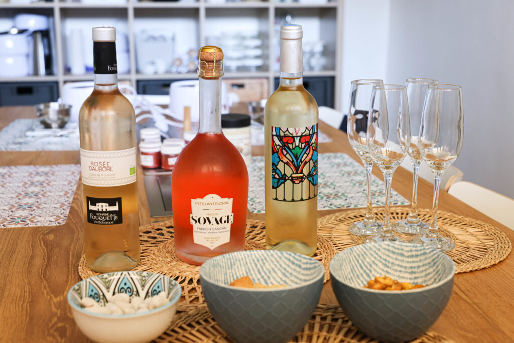 Apéro disposé devant une table d'atelier cosmétique.