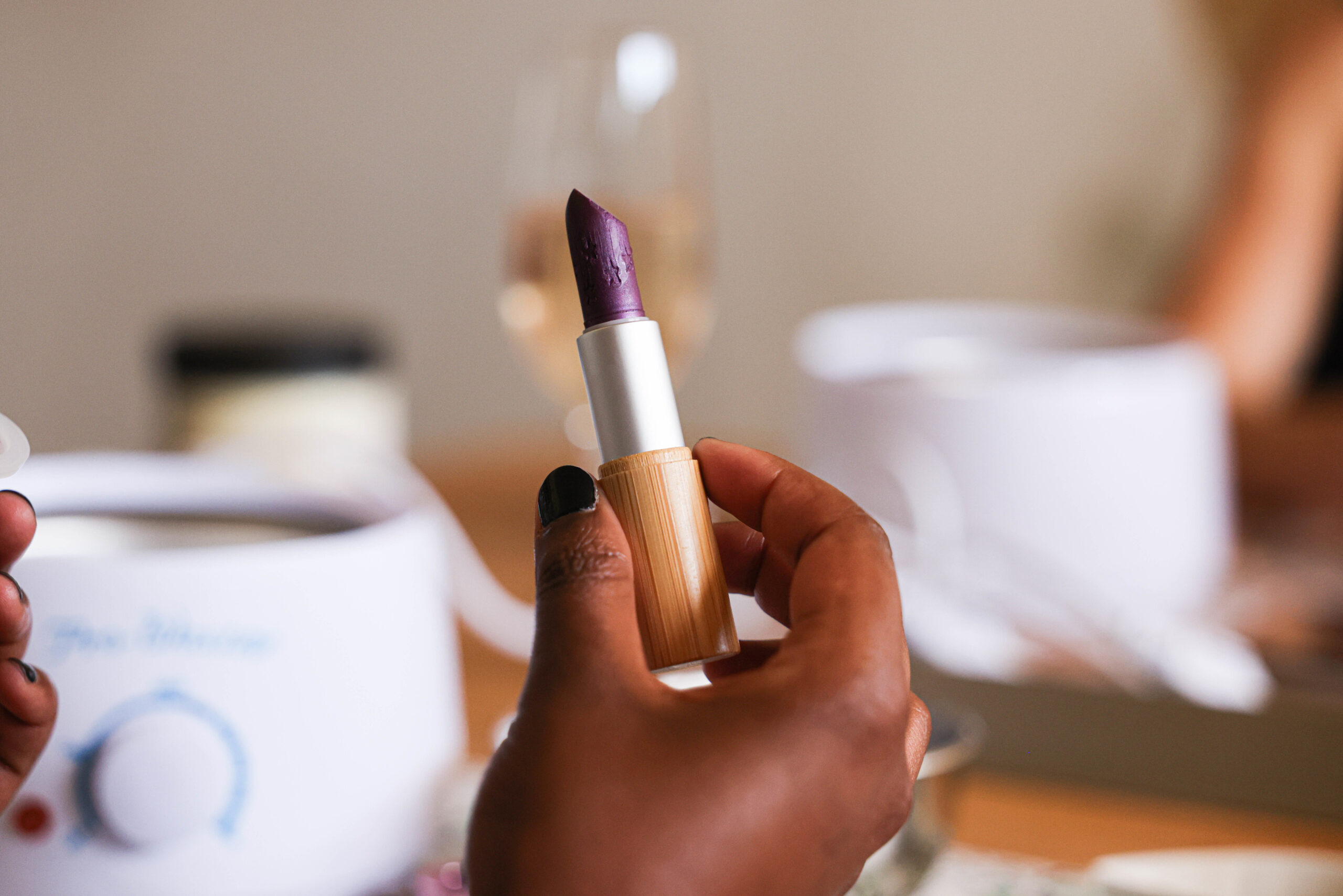 Main montrant le rouge à lèvres fabriqué.