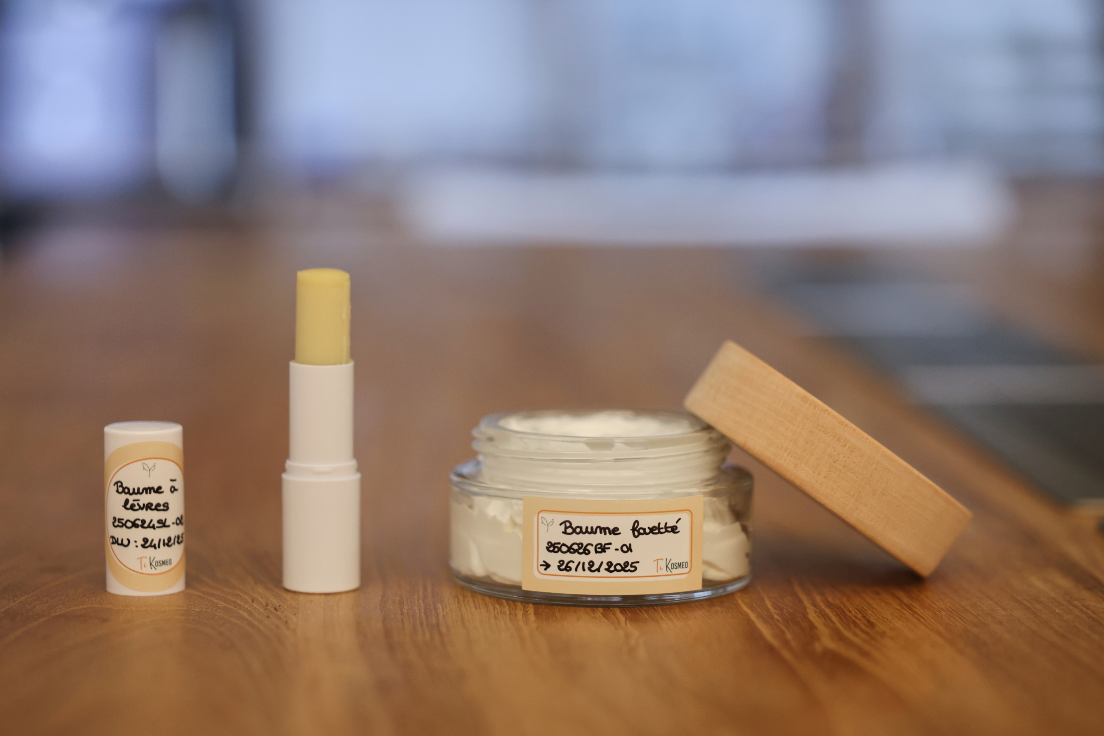Photo d'un baume fouetté et d'un baume à lèvres sur table atelier